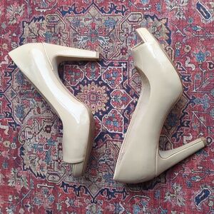 Cream peep-toe heels with high heel and textured material